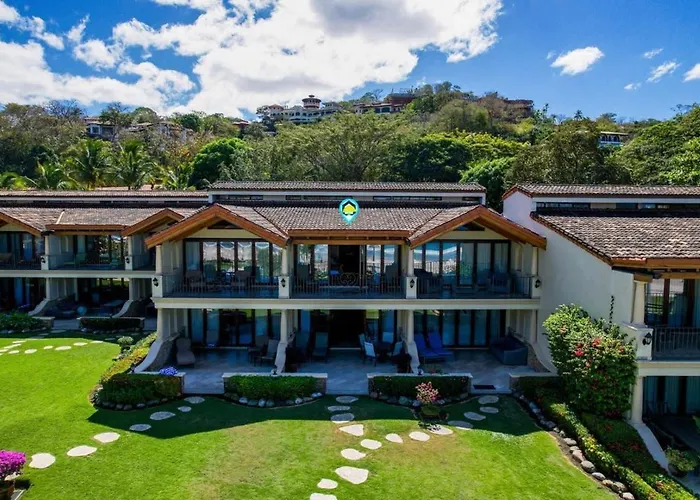 Сasa de vacaciones Upscale Two-bedroom In With Beautiful Oceanfront Views Playa Flamingo