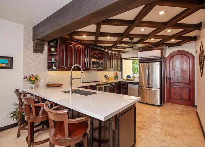 Сasa de vacaciones Upscale Two-bedroom In With Beautiful Oceanfront Views *
